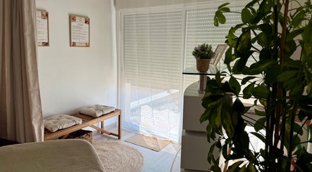 Espace de détente chez Les Soins De Diana à Loyettes, Auvergne-rhône-alpes, FR, avec plantes et lumière douce.
