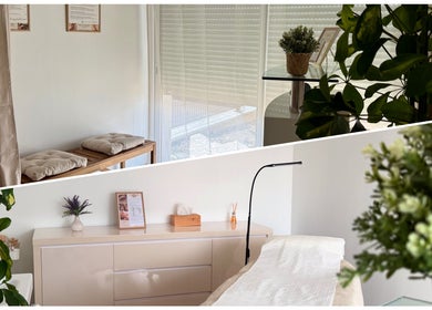 Espace de détente chez Les Soins De Diana, Loyettes, Auvergne-rhône-alpes, FR, avec plantes et mobilier apaisant.