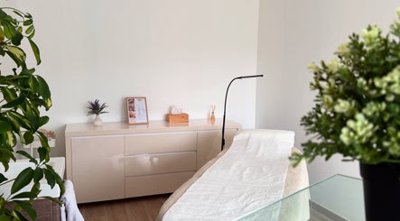 Salle de soins à Les Soins De Diana à Loyettes, Auvergne-Rhône-Alpes, FR avec table et déco paisible.