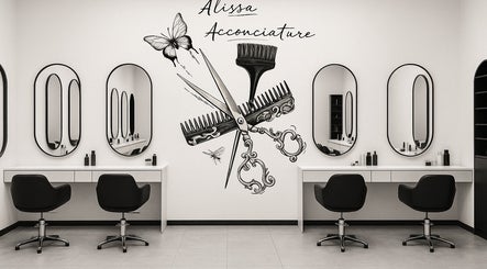 Interno chic di Alissaa Acconciature, Rovato, Lombardia, IT, con specchi ovali e arredo elegante.