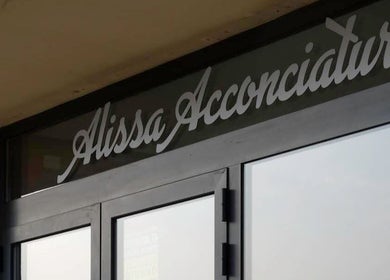 Entrata di Alissaa Acconciature a Rovato, Lombardia, IT: elegante insegna su porte moderne.
