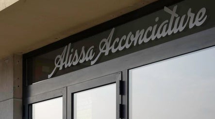 Entrata di Alissaa Acconciature a Rovato, Lombardia, IT: elegante insegna su porte moderne.