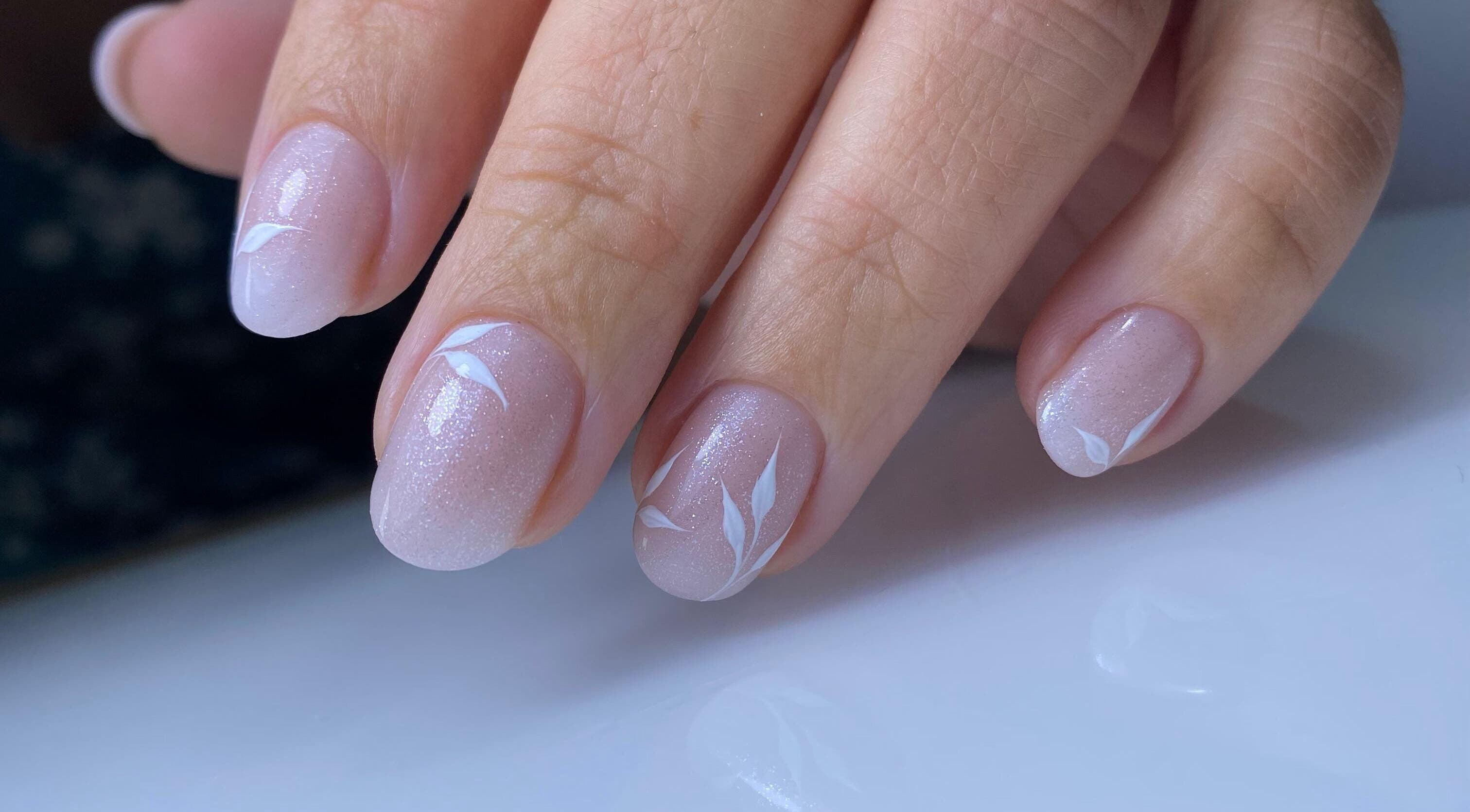 Nail art élégant à Morgane, Fée des Ongles, Le Chay, Nouvelle-Aquitaine, FR.