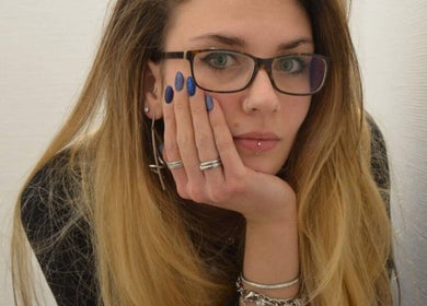 Client avec manucure bleue élégante chez Morgane, Fée des Ongles, Le Chay, Nouvelle-Aquitaine, FR.
