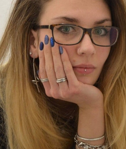 Client avec manucure bleue élégante chez Morgane, Fée des Ongles, Le Chay, Nouvelle-Aquitaine, FR.