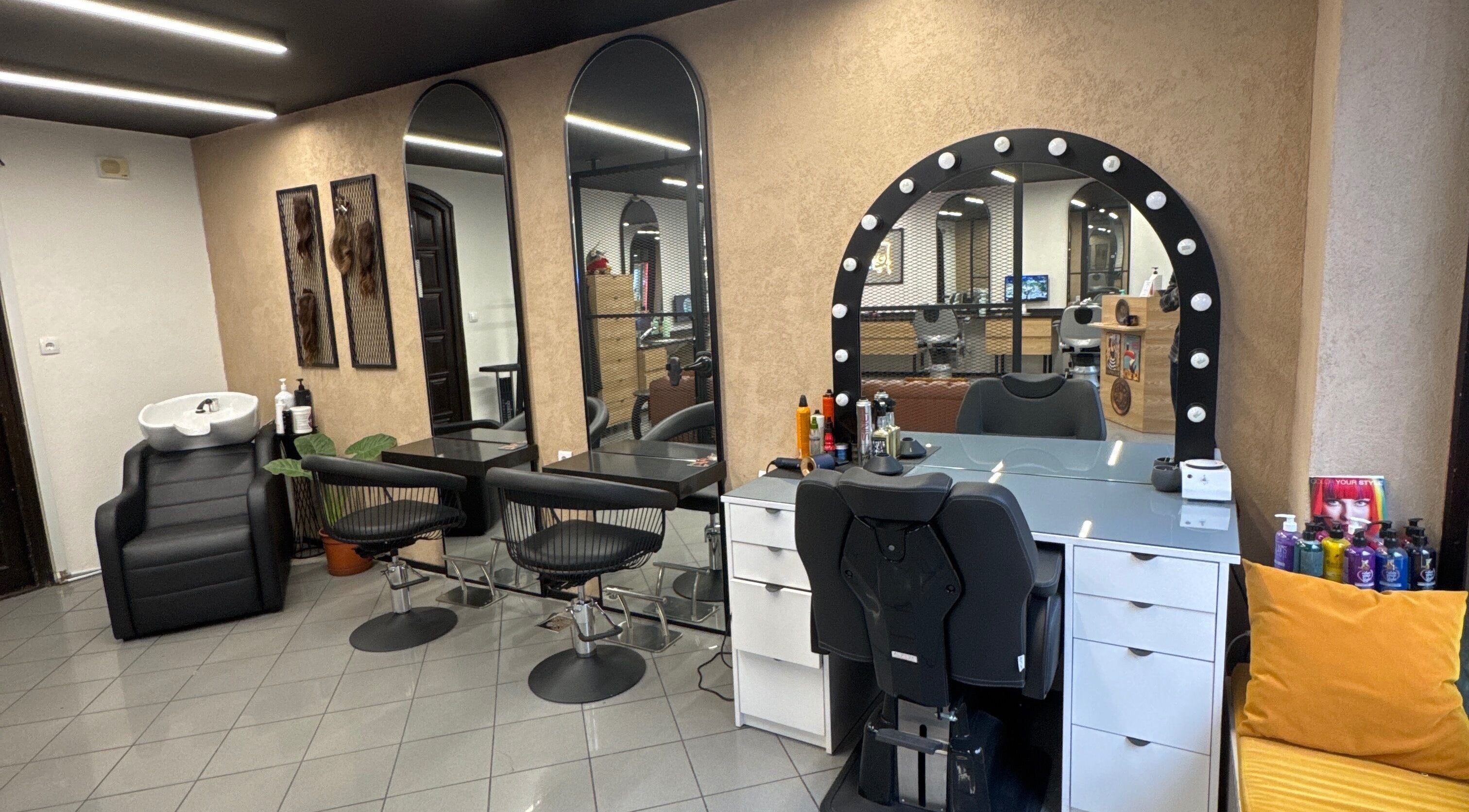 Modern interior of CADDE34hair in Budapest, Magyar, HU with styling stations and mirrors.