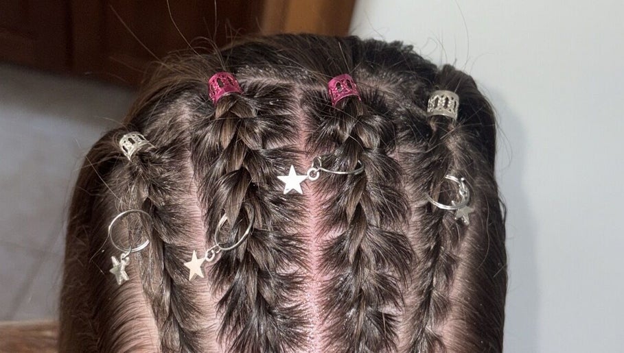 Treccine con decorazioni a stelle da Hairstyle by Vittorio, Statte, Puglia, IT. Una vera opera d'arte capillare.
