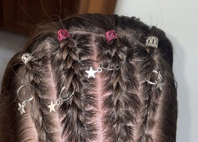 Treccine con decorazioni a stelle da Hairstyle by Vittorio, Statte, Puglia, IT. Una vera opera d'arte capillare.