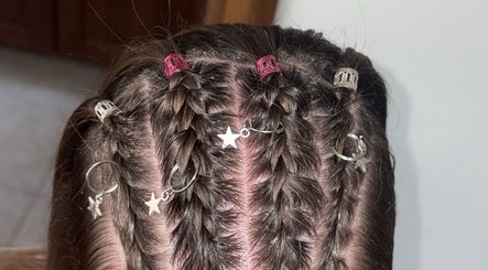 Treccine con decorazioni a stelle da Hairstyle by Vittorio, Statte, Puglia, IT. Una vera opera d'arte capillare.