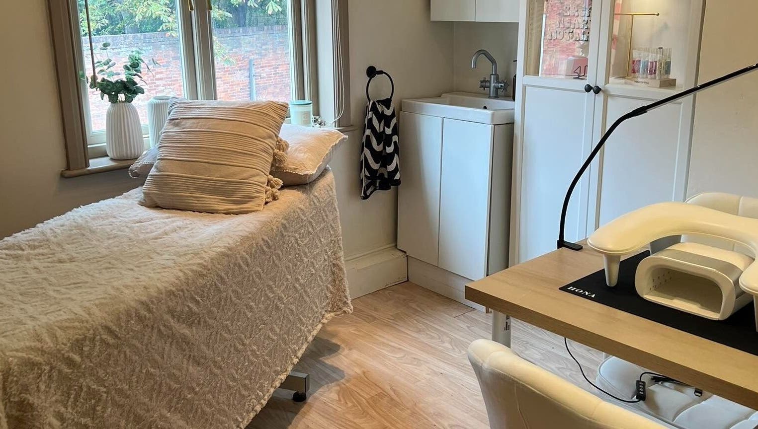 Relaxing spa room at Rosie’s Retreat in Barton-under-Needwood, England, GB with treatment bed and stylish decor.