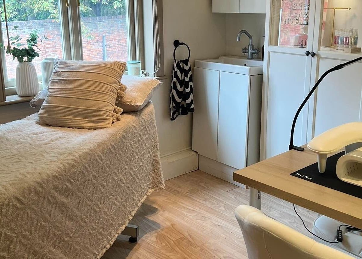 Relaxing spa room at Rosie’s Retreat in Barton-under-Needwood, England, GB with treatment bed and stylish decor.