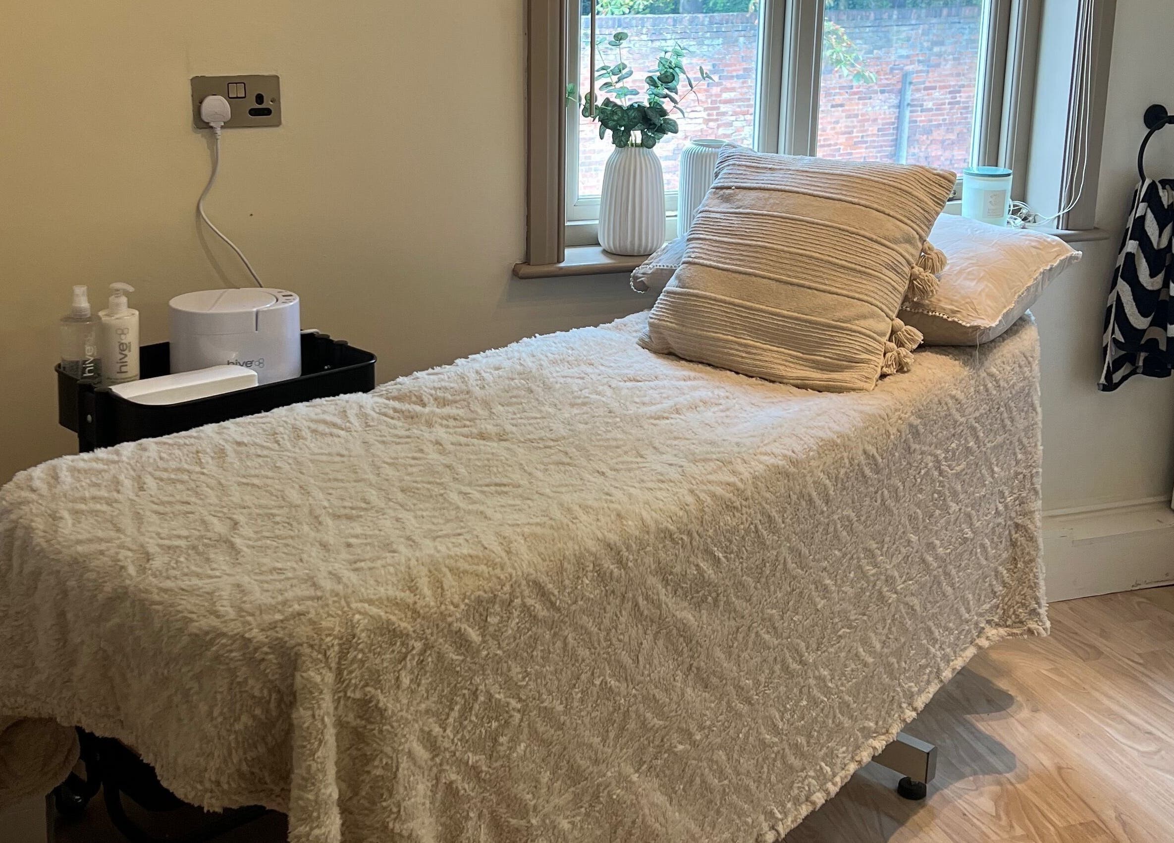 Relaxing treatment room at Rosie’s Retreat, Barton-under-needwood, England, GB, featuring a cozy massage bed.