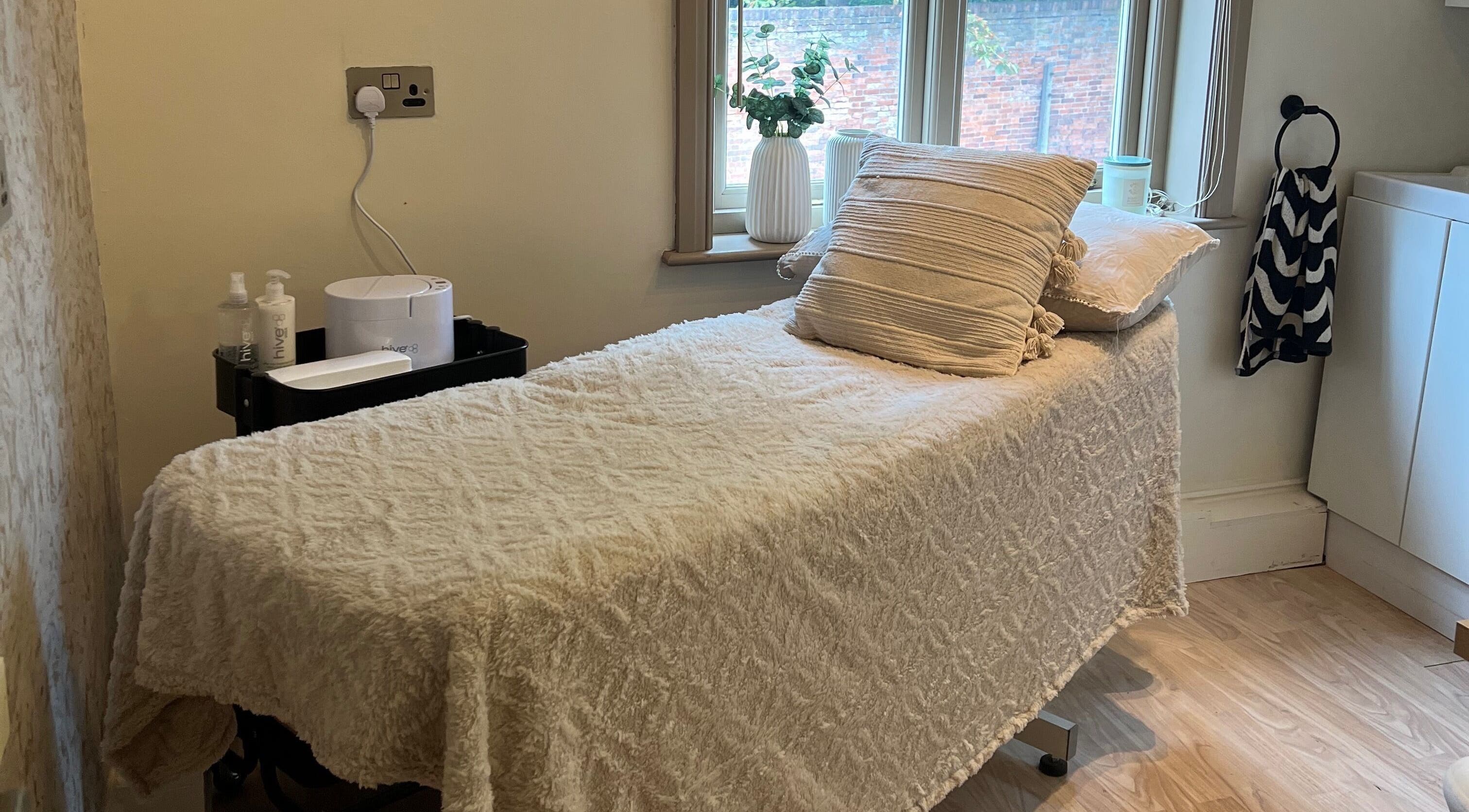 Relaxing treatment room at Rosie’s Retreat, Barton-under-needwood, England, GB, featuring a cozy massage bed.