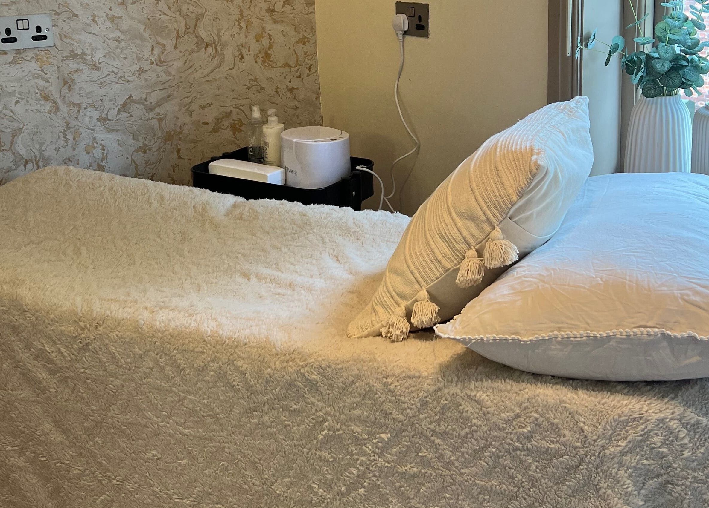 Relaxing spa bed at Rosie’s Retreat in Barton-under-Needwood, England, GB with cozy pillows and calming decor.