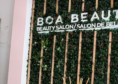 Stylish wall decor in Emma Beth Make-Up, Nerja, Andalucía, ES, with lush greenery and elegant mirror.