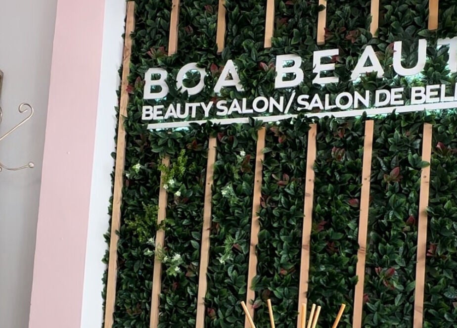 Stylish wall decor in Emma Beth Make-Up, Nerja, Andalucía, ES, with lush greenery and elegant mirror.