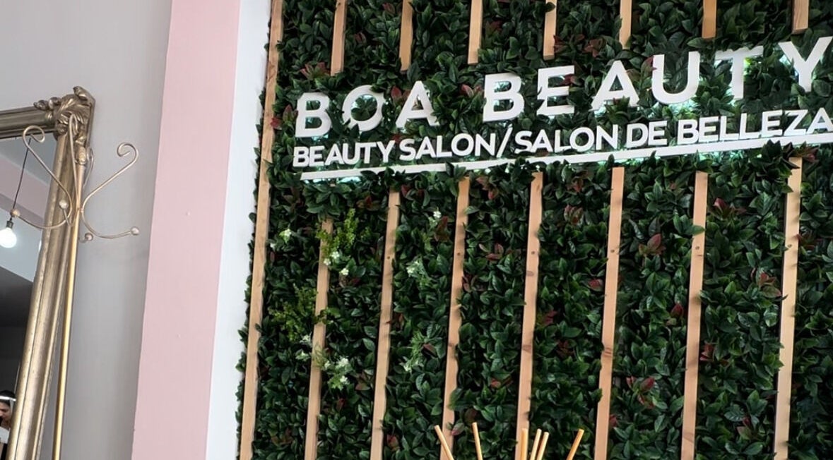 Stylish wall decor in Emma Beth Make-Up, Nerja, Andalucía, ES, with lush greenery and elegant mirror.