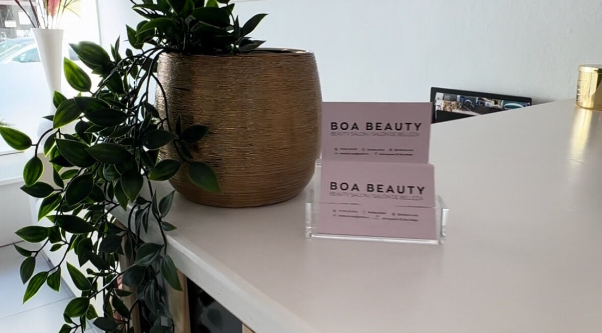Inviting decor at Emma Beth Make-Up, Nerja, Andalucía, ES, showcasing elegant plant and business cards.