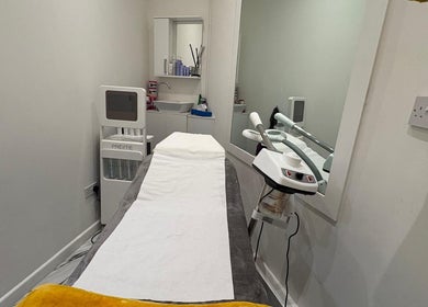 Modern treatment room at Noshi’s beauty hub & Academy, London, England, GB with cutting-edge equipment.
