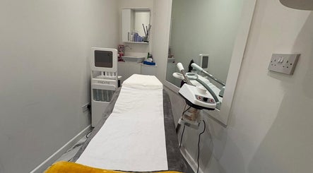 Modern treatment room at Noshi’s beauty hub & Academy, London, England, GB with cutting-edge equipment.