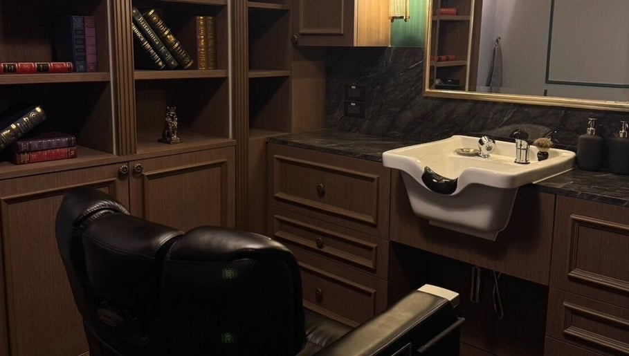 ห้องตัดผมที่ตกแต่งอย่างหรูหราที่ Kingsman Thailand, Krung Thep Maha Nakhon, Krung Thep Maha Nakhon, TH