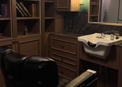 ห้องตัดผมที่ตกแต่งอย่างหรูหราที่ Kingsman Thailand, Krung Thep Maha Nakhon, Krung Thep Maha Nakhon, TH