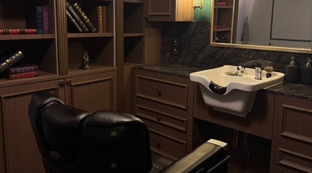ห้องตัดผมที่ตกแต่งอย่างหรูหราที่ Kingsman Thailand, Krung Thep Maha Nakhon, Krung Thep Maha Nakhon, TH