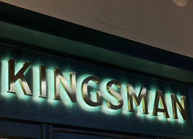 ป้ายไฟนีออนคำว่า Kingsman Thailand ที่ตั้งอยู่ Krung Thep Maha Nakhon, Krung Thep Maha Nakhon, TH