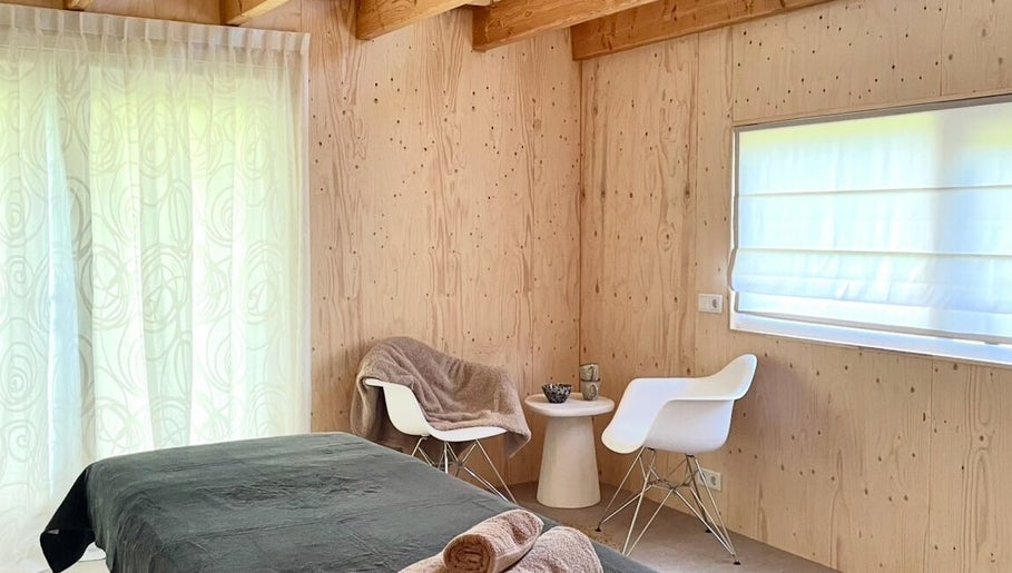 Studio Sereen in Bedum, Groningen, NL - een sfeervolle wellnessruimte met houten wanden en comfortabele zitjes.