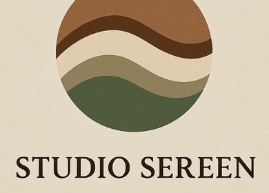 Logo van Studio Sereen in Bedum, Groningen, NL met vloeiende lijnen en natuurlijke tinten.