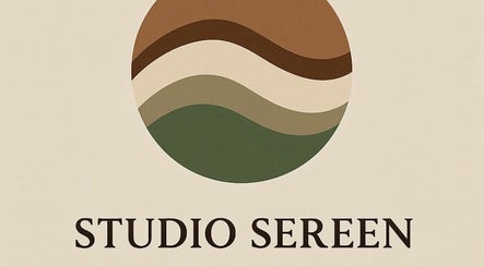 Logo van Studio Sereen in Bedum, Groningen, NL met vloeiende lijnen en natuurlijke tinten.