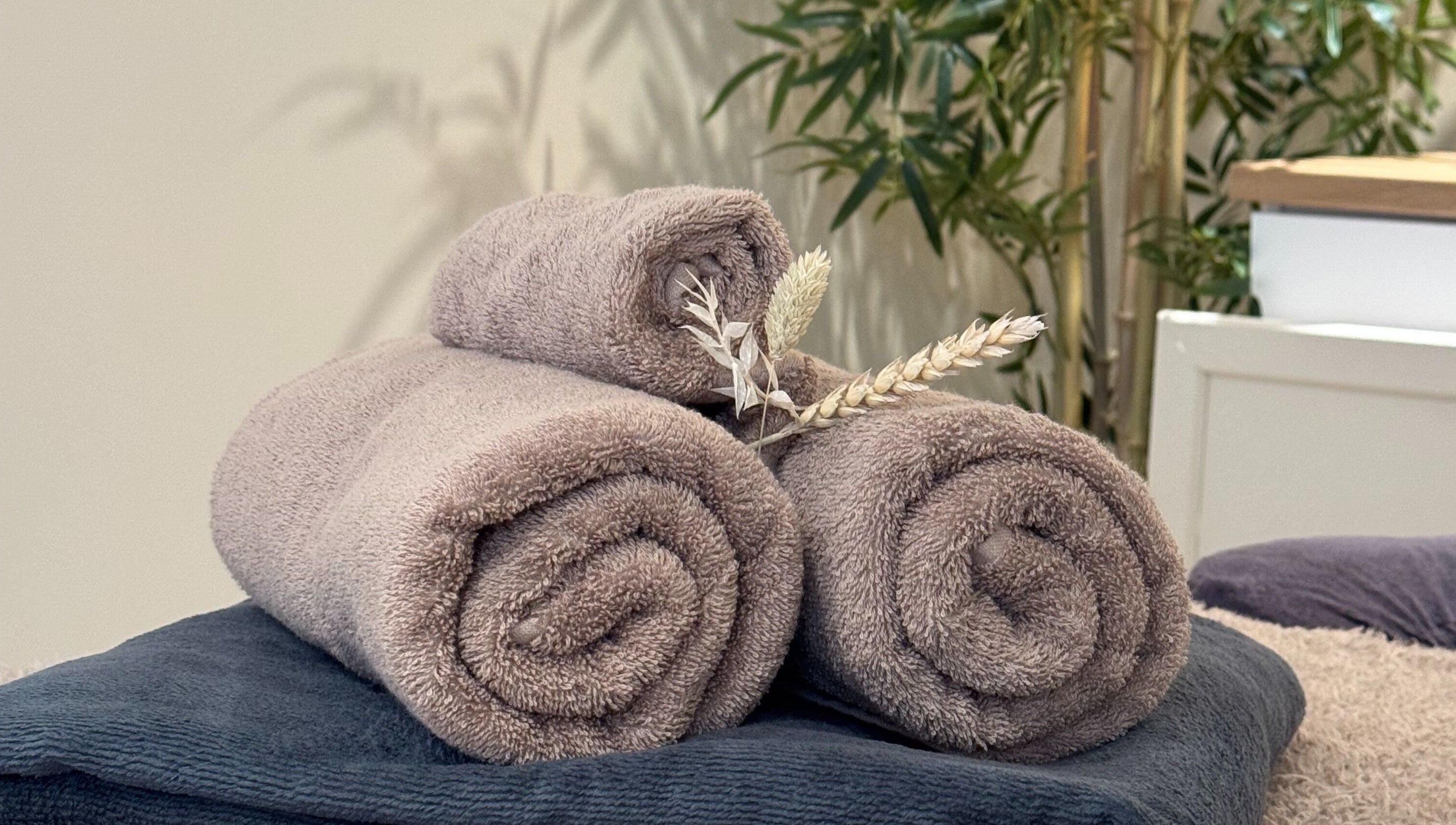 Zachte handdoeken in Studio Sereen, Bedum, Groningen, NL, creëren een rustige sfeer.