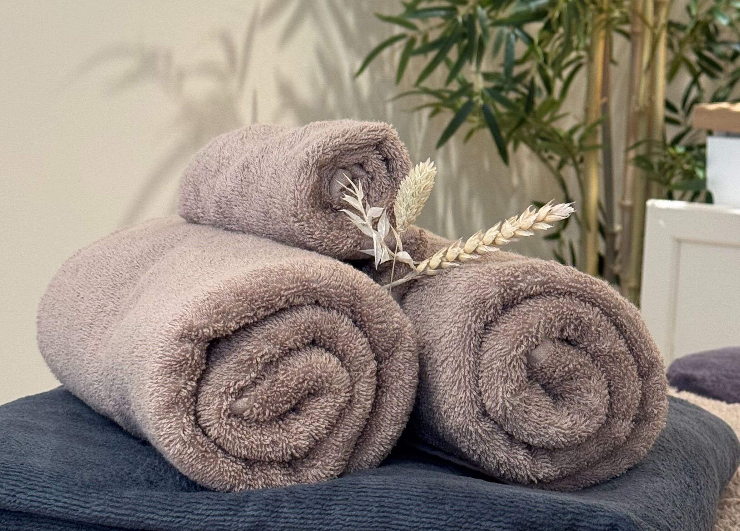 Zachte handdoeken in Studio Sereen, Bedum, Groningen, NL, creëren een rustige sfeer.