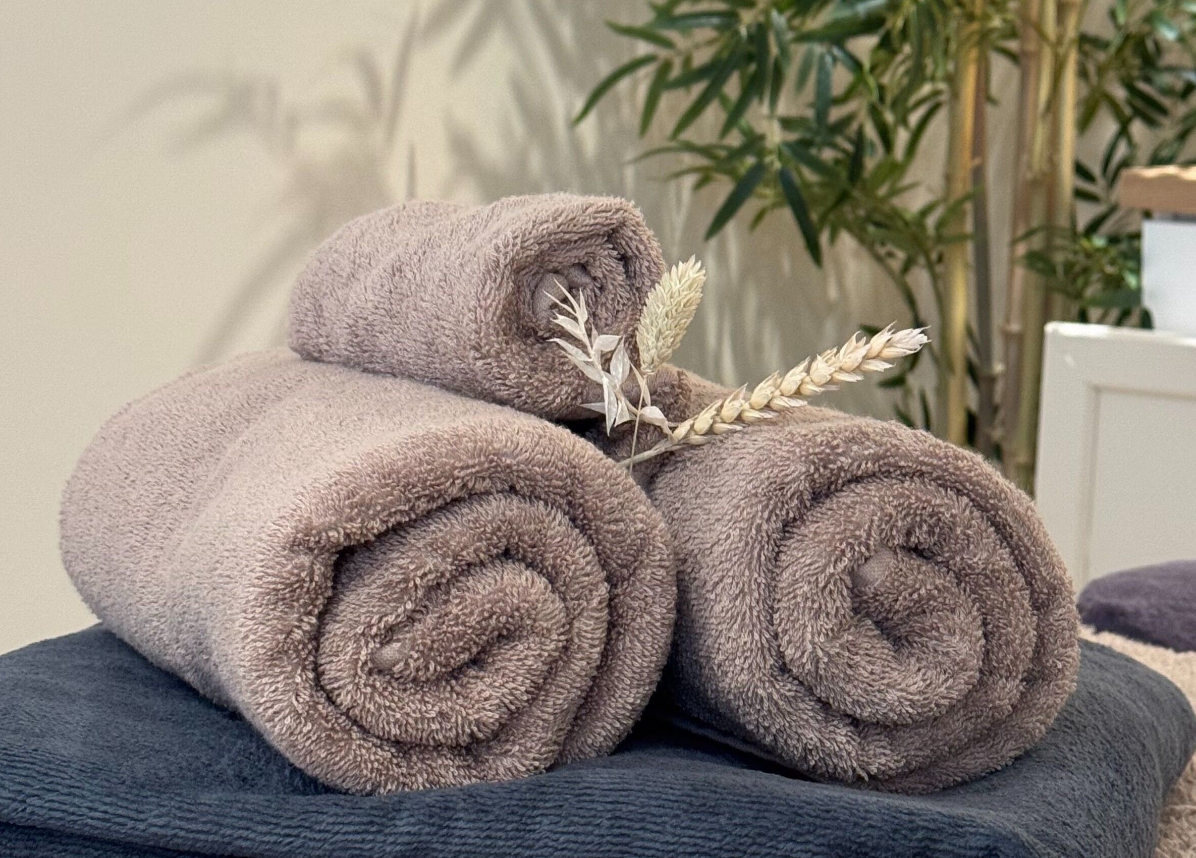 Zachte handdoeken in Studio Sereen, Bedum, Groningen, NL, creëren een rustige sfeer.