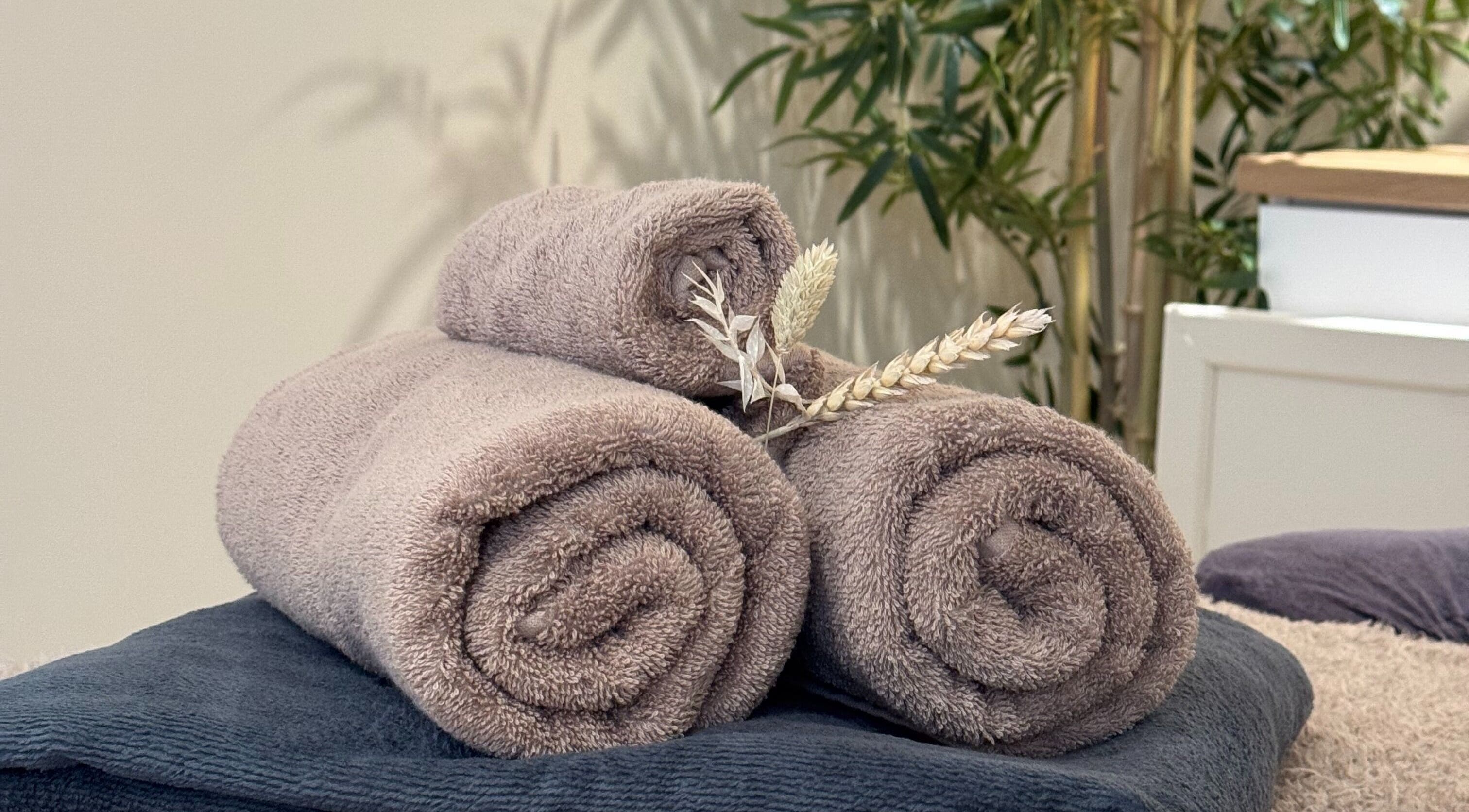 Zachte handdoeken in Studio Sereen, Bedum, Groningen, NL, creëren een rustige sfeer.