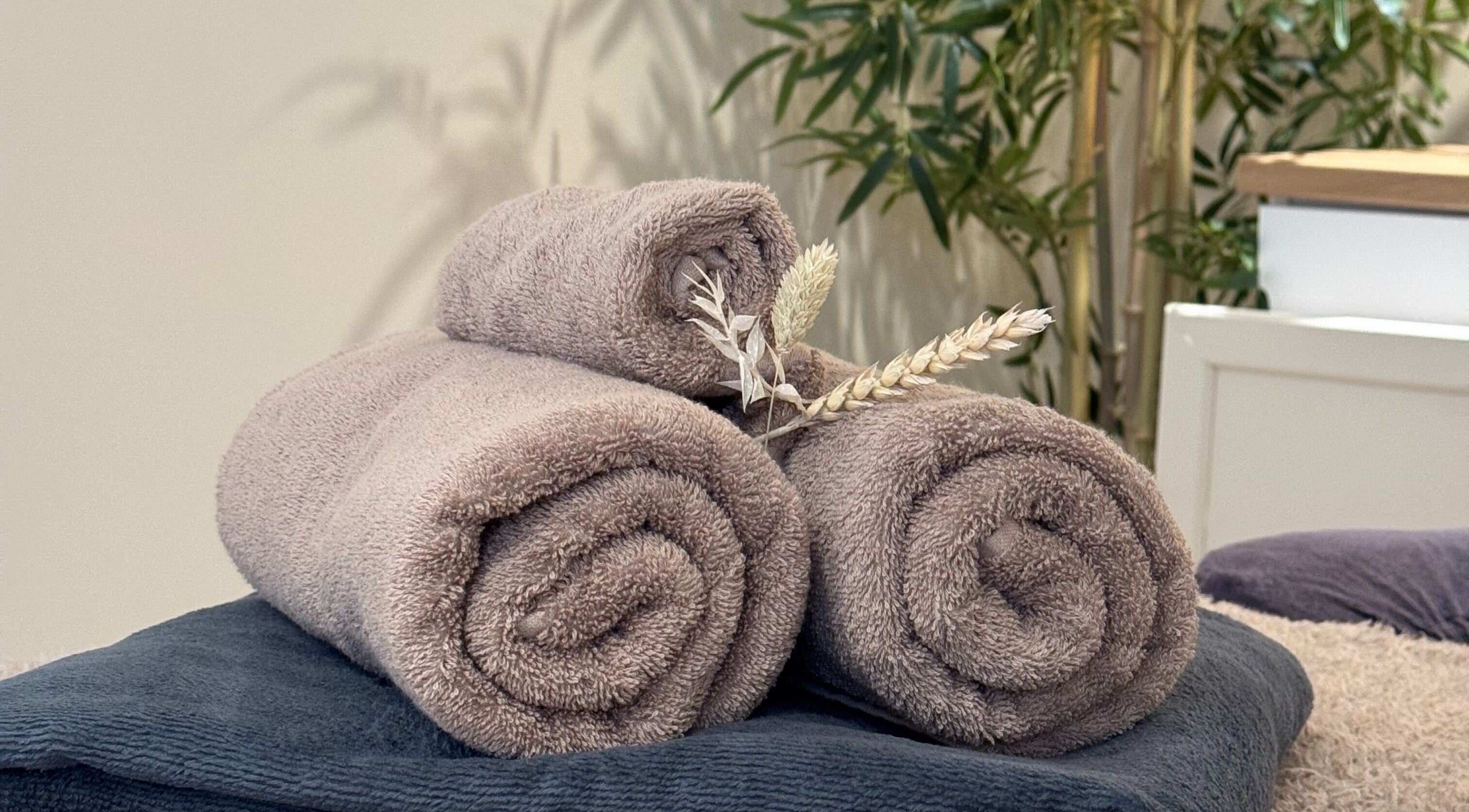 Zachte handdoeken in Studio Sereen, Bedum, Groningen, NL, creëren een rustige sfeer.