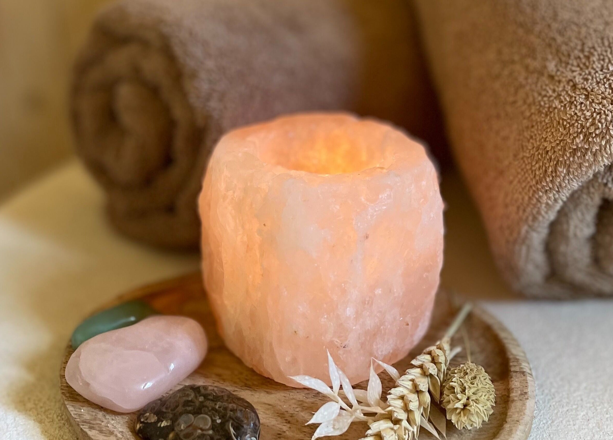 Gezellig sfeerte detail bij Studio Sereen in Bedum, Groningen, NL met kaars, edelstenen en handdoeken.