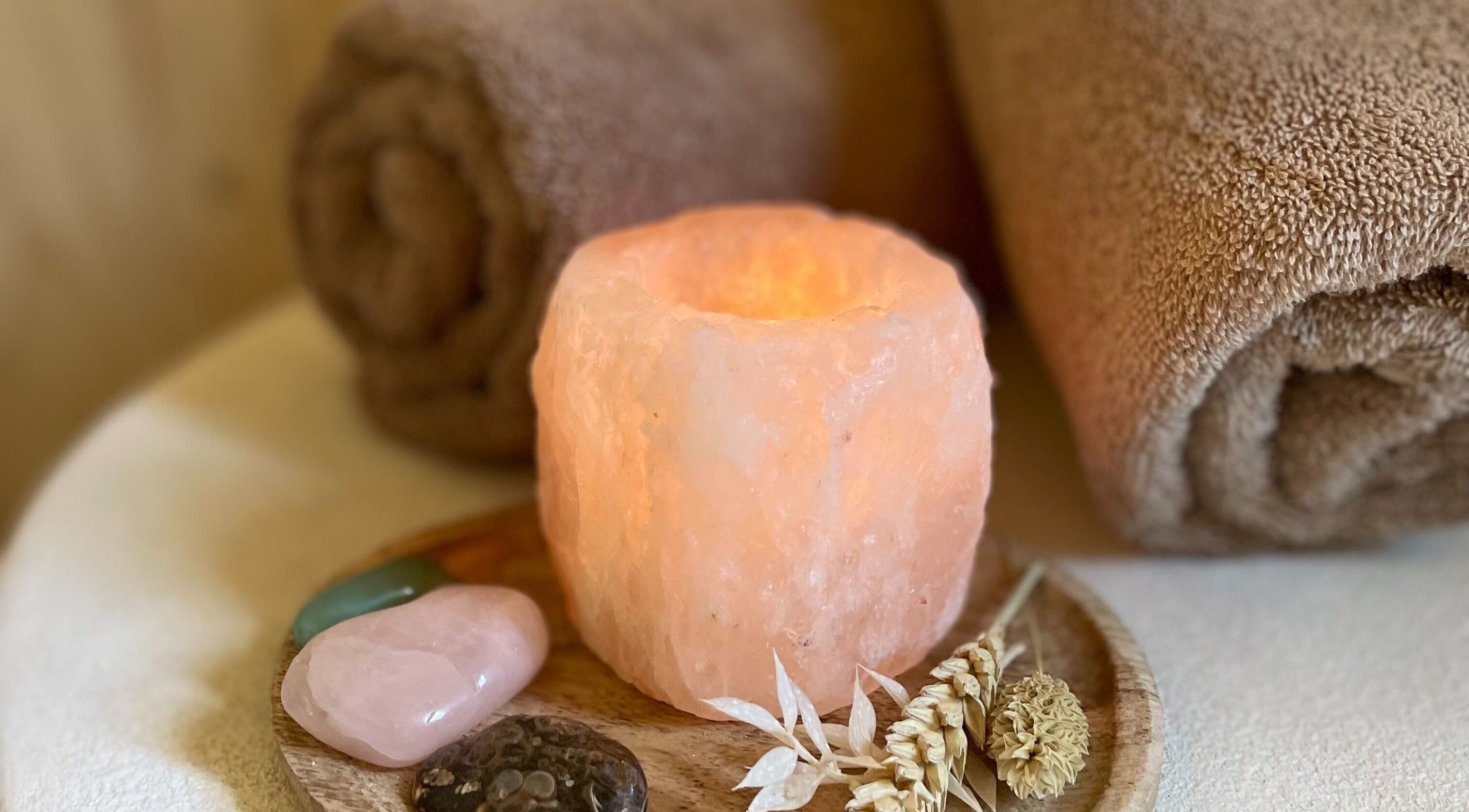 Gezellig sfeerte detail bij Studio Sereen in Bedum, Groningen, NL met kaars, edelstenen en handdoeken.