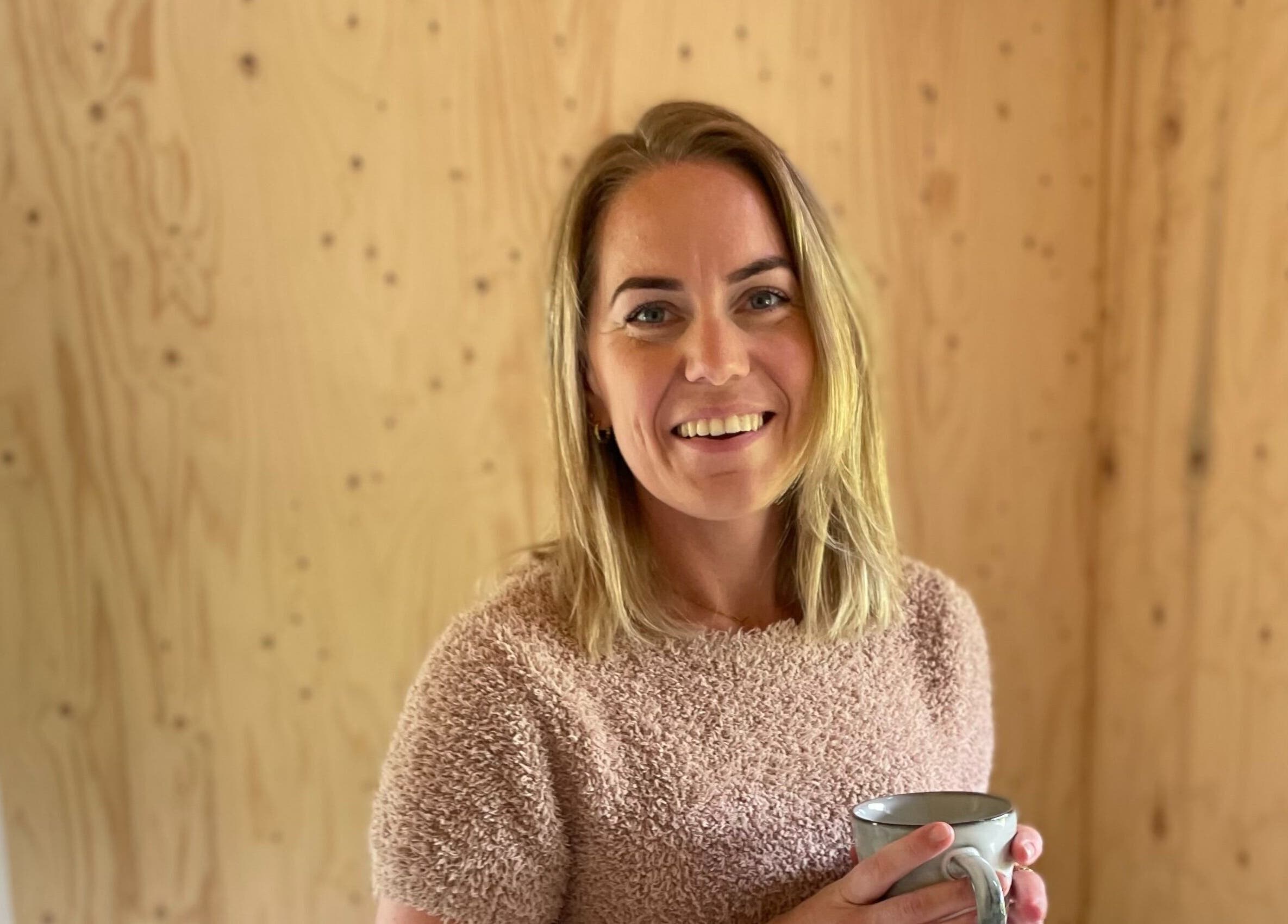 Vriendelijke vrouw met kopje thee in Studio Sereen, Bedum, Groningen, NL.