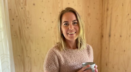 Vriendelijke vrouw met kopje thee in Studio Sereen, Bedum, Groningen, NL.