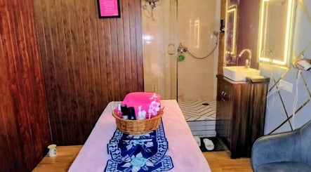Relaxing spa room at Cora Spa in New Delhi, Delhi, IN with massage table and ambient lighting.