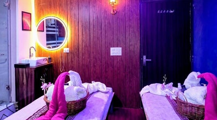 Relaxing spa room at Cora Spa in New Delhi, Delhi, IN with soft lighting and elegant decor.