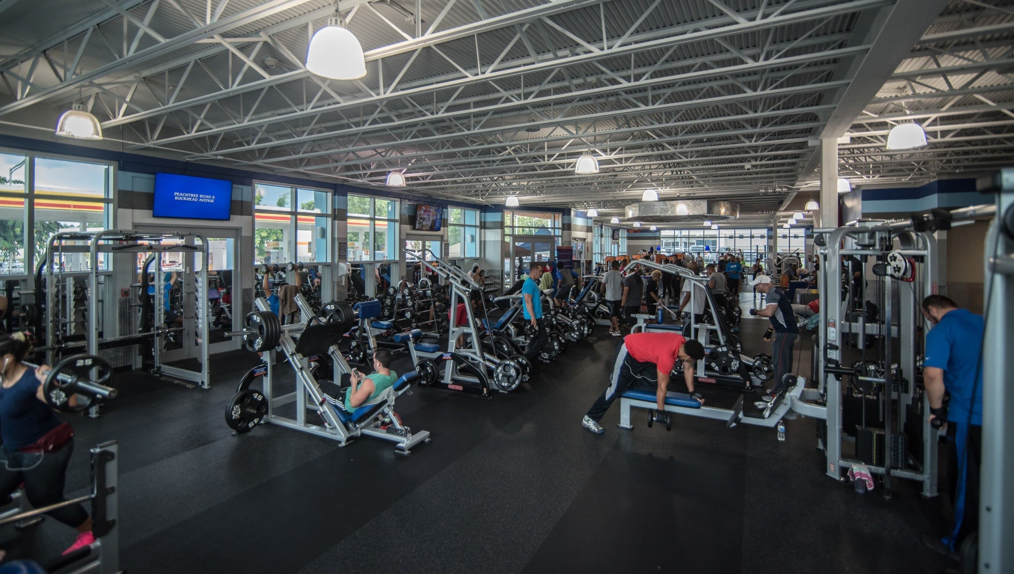 Personas entrenando en Crunch Fitness Carolina, un gimnasio moderno en Carolina, Carolina, PR.