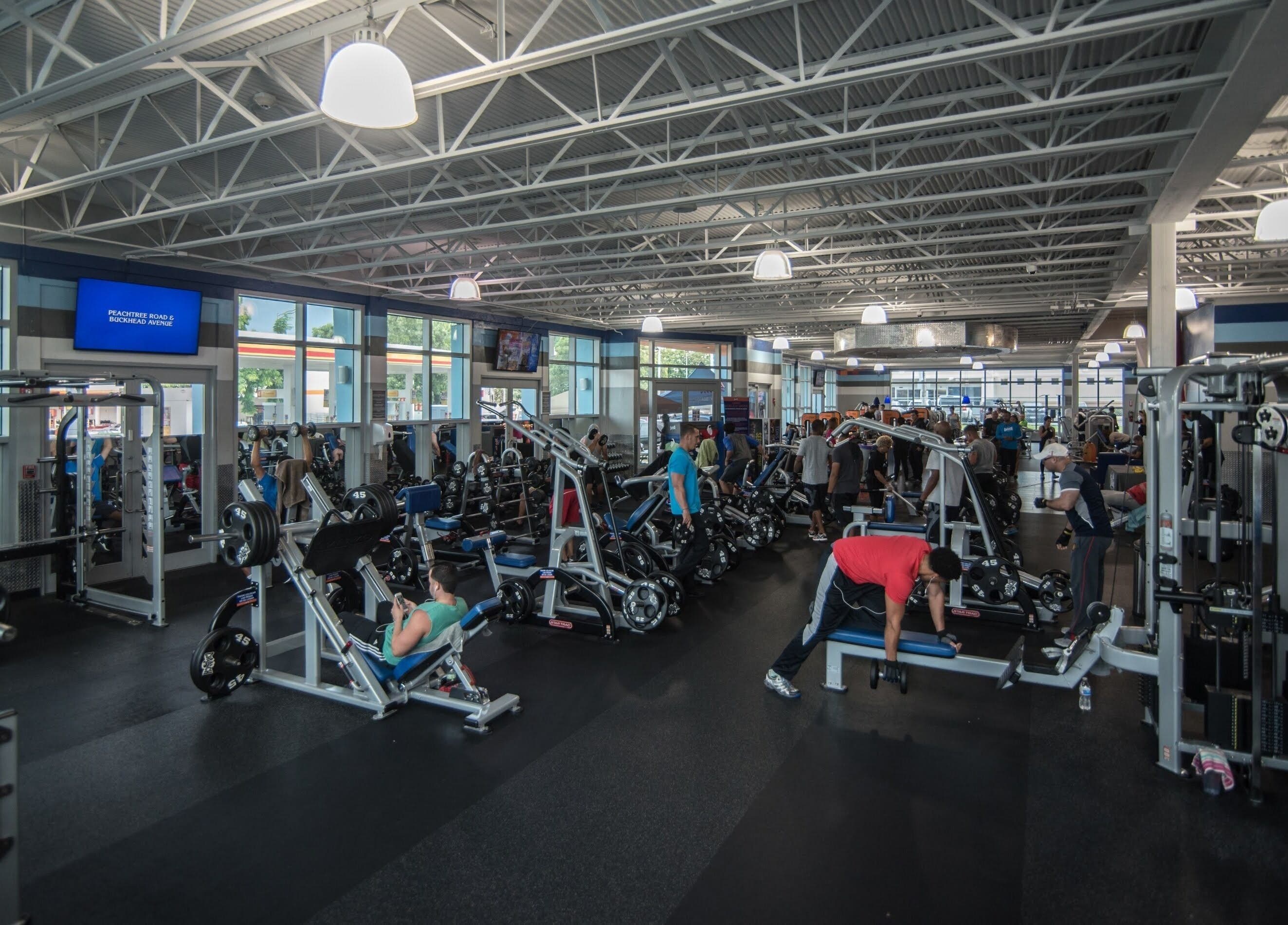 Personas entrenando en Crunch Fitness Carolina, un gimnasio moderno en Carolina, Carolina, PR.