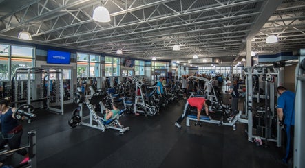 Personas entrenando en Crunch Fitness Carolina, un gimnasio moderno en Carolina, Carolina, PR.
