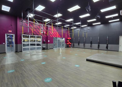 Moderna sala de entrenamiento en Crunch Fitness Caguas, Caguas, PR, con equipamiento innovador y diseño espacioso.