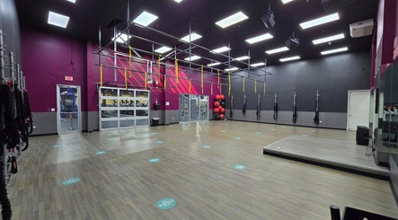 Moderna sala de entrenamiento en Crunch Fitness Caguas, Caguas, PR, con equipamiento innovador y diseño espacioso.