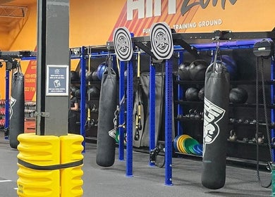Área de entrenamiento HIIT en Crunch Fitness Caguas, Caguas, PR con equipo moderno y sacos de boxeo.