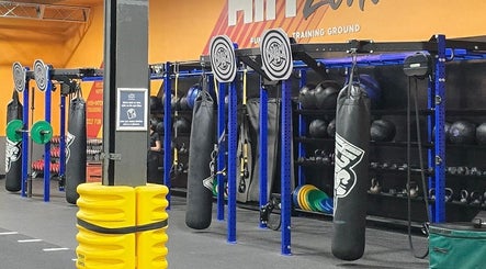Área de entrenamiento HIIT en Crunch Fitness Caguas, Caguas, PR con equipo moderno y sacos de boxeo.
