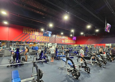 Interior del Crunch Fitness Caguas lleno de equipos de ejercicio en Caguas, Caguas, PR.